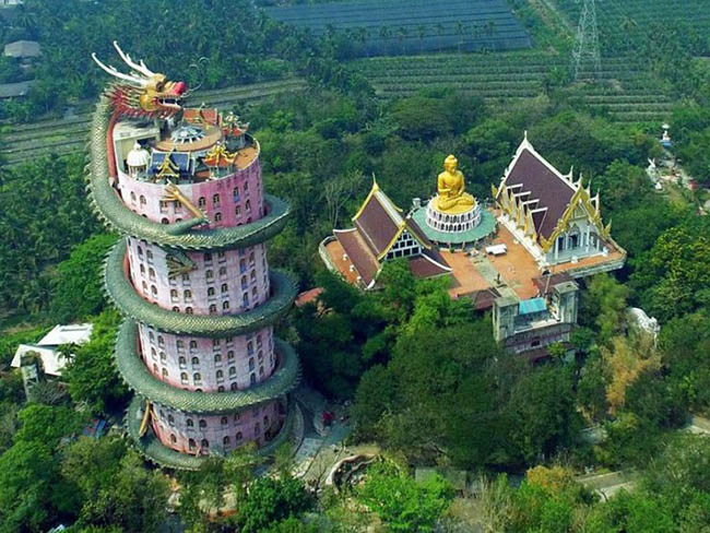 Targaryen - Wat Samphran, Nakon Pathom: Ngôi đền Rồng Hồng có hình dạng và màu sắc rất khác thường và là một trong những ngôi đền lập dị nhất ở Thái Lan.

