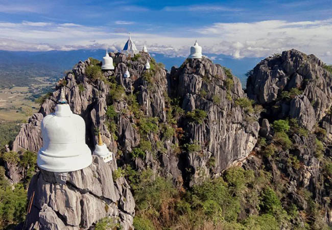 Wat Chaloem Phra Kiat Phrachomklao Rachanusorn, Lampang: Còn được biết đến với tên Wat Doi, ngôi chùa ngoạn mục này bám vào vách đá lởm chởm trên đỉnh núi với độ cao gần 1.000 m.
