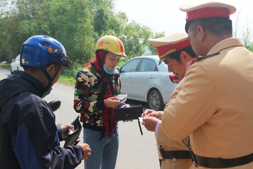 Lực lượng CSGT Công an huyện Hà Trung kiểm tra giấy tờ người điều khiển phương tiện trên tuyến đường liên xã
