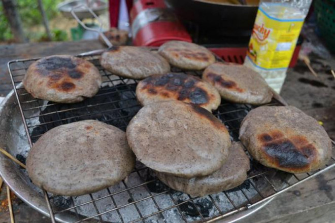 Bánh Tam giác mạch là đặc sản của Hà Giang.