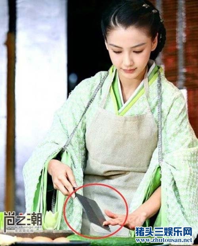 Con dao mà nhân vật Vân Ca &#40;Angelababy&#41; sử dụng trong phân cảnh này bị bẻ cong. Thực tế, đây là dao nhựa. Để đảm bảo an toàn cho diễn viên, tổ đạo cụ chuẩn bị sẵn những vật dụng tránh nguy hiểm, gây sát thương cho cả ê-kíp.