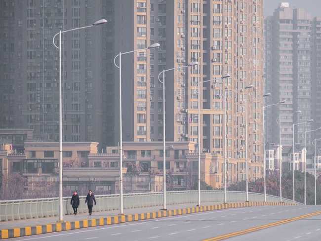 Vũ Hán, một thành phố giàu có bậc nhất Trung Quốc, giờ đây trông giống như một thị trấn ma. Kể từ ngày 23 tháng 1, thành phố này đã bị cách ly để tránh lây lan dịch bệnh. Mọi người đều phải đeo khẩu trang khi đi ra đường