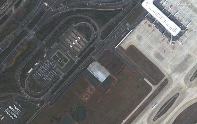 Hình ảnh vệ tinh của một sân bay ở Vũ Hán vào tháng 10 năm 2019 cho thấy một bãi đậu xe với rất nhiều xe hơi cũng như khá nhiều máy bay trên đường băng.