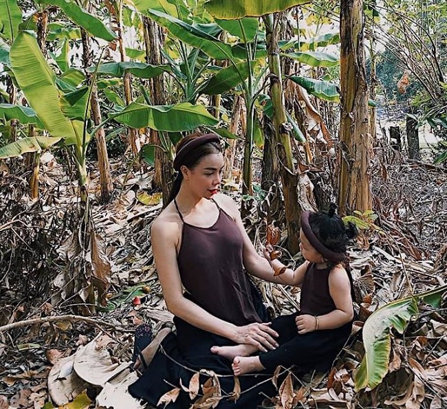 Tuy nhiên, ngày nay việc mặc như vậy lại gây nhiều tranh cãi trái chiều, có người đồng tình, có người cho rằng mặc như vậy là hở hang, dung tục nhằm mục đích câu kéo người xem, PR bản thân.