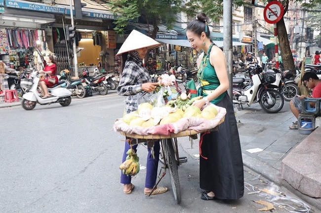 Ngoài Trà Ngọc Hằng thì Angela Phương Trinh cũng từng gây chú ý khi diện áo yếm ở đời thường. Cô mặc yếm cùng váy đụp dài, thoải mái ra phố ăn hàng rong.&nbsp;