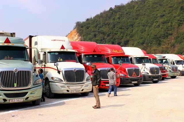 Hàng trăm xe container thanh long ùn ứ tại Cửa khẩu Tân Thanh (Lạng Sơn)