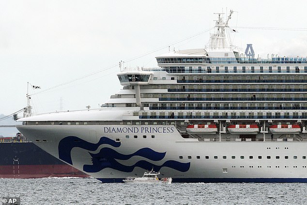 Du thuyền Diamond Princess chở 3.700 người bị cách ly do có hành khách nhiễm nCoV (Ảnh: AP)