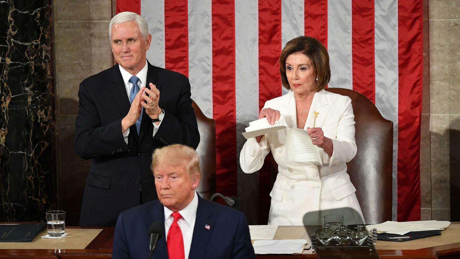 Bà Nancy Pelosi xé bản in bài phát biểu của Tổng thống Donald Trump (ảnh: ABC News)