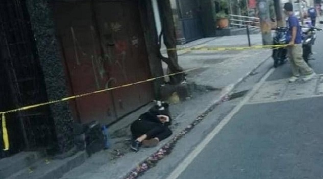 Người đàn ông nằm gục bên đường ở Manila, Philippines.