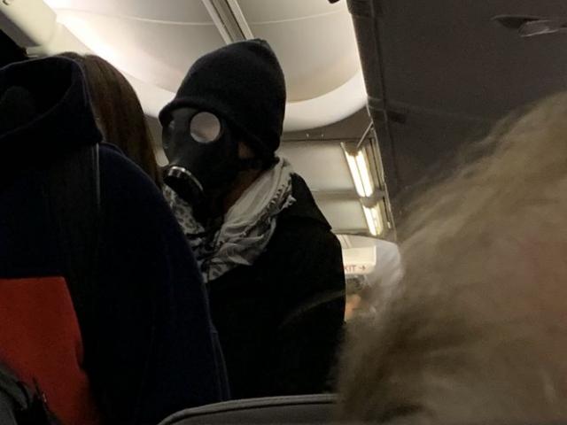 Giữa dịch Corona, đeo mặt nạ phòng độc lên máy bay khiến hành khách và tiếp viên “tá hỏa”
