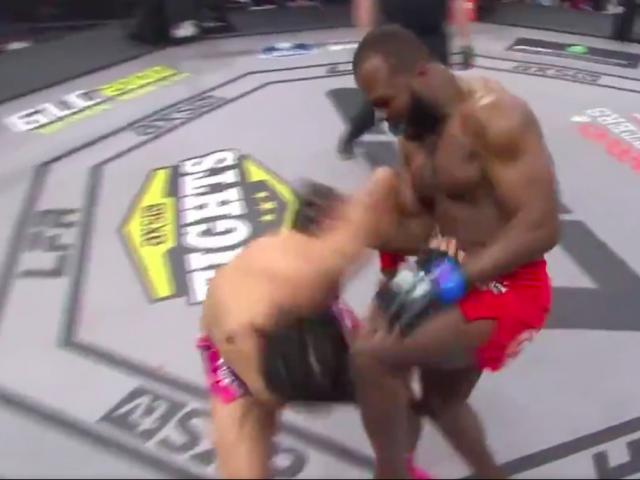 ”Quái thú UFC” lên gối cực hiểm hóc khiến đối thủ bật ngửa knock-out