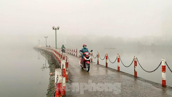 Ngay từ sáng sớm, Thủ đô Hà Nội được bao bọc bởi lớp sương mù dày đặc.