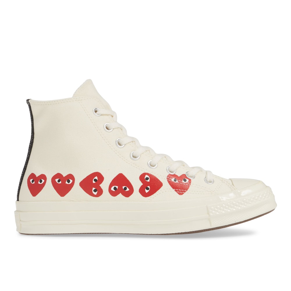 5. Đôi Comme des Garçons x Converse Chuck Taylor High Sneaker, khoảng hơn 3 triệu đồng với dải hình trái tim vô cùng bắt mắt chính là sản phẩm dành cho mùa tình yêu. Bạn cũng có thể chọn những đôi giày điểm trái tim xinh tương tự.