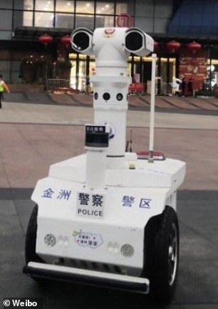 Đối phó virus Corona, Trung Quốc dùng &#34;biệt đội&#34; robot tuần tra - 1