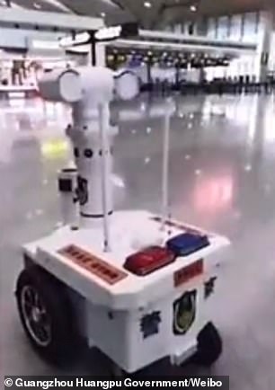 Đối phó virus Corona, Trung Quốc dùng &#34;biệt đội&#34; robot tuần tra - 2