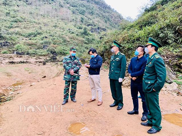 Thượng&nbsp;tá Nguyễn Văn Tuyên, Phó&nbsp;Đồn trưởng Nghiệp vụ, Đồn&nbsp;Biên phòng Cửa khẩu Trà Lĩnh (ngoài cùng bên phải) cùng cán bộ, chiến sĩ biên phòng tuần tra tại cột mốc 745.