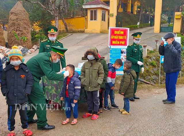 Bộ đội phiên phòng Trà Lĩnh phát&nbsp;khẩu trang miễn phí&nbsp;và tuyên truyền cho người dân về dịch bệnh do nCoV gây ra.