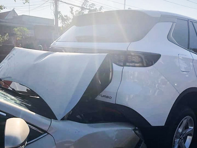 SUV VinFast không hề hấn sau cú tông từ phía sau của Toyota Camry