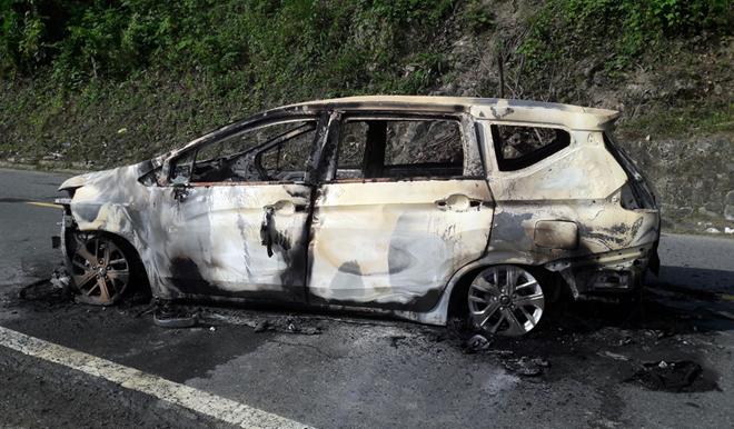 Xác định danh tính 2 người tử vong trong ôtô bất ngờ bốc cháy - 1