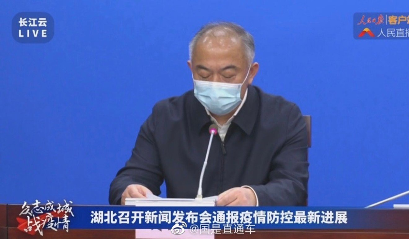 Ông Hu Lishan – Phó Bí thư đảng ủy Vũ Hán, công khai xin lỗi người dân (ảnh: SCMP)