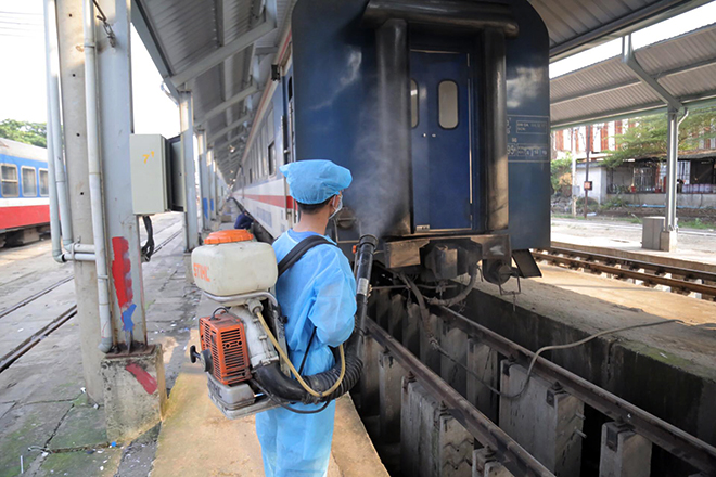 Sau khi khử trùng bên trong tàu hỏa, nhân viên y tế xịt khử trùng bên ngoài thân tàu, khu vực tàu đậu để phòng dịch virus Corona. Ông Thái Văn Truyền cho biết đơn vị đã yêu cầu Trưởng tàu lưu ý, khi phát hiện trường hợp hành khách nghi ngờ nhiễm virus Corona, phải cách ly và báo về đơn vị biết để báo cáo Công ty.