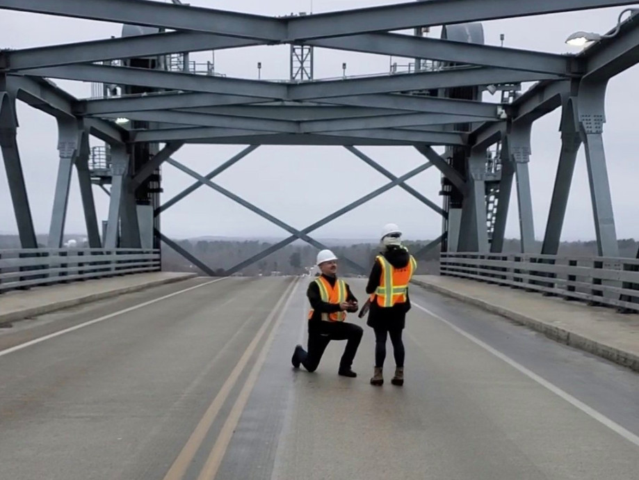 Dan Del Tufo và màn cầu hôn vợ sắp cưới của mình trên đỉnh cầu xoay Portsmouth (Ảnh: Sở Giao thông Vận tải bang New Hampshire)