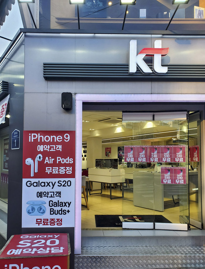 iPhone 9 và Galaxy S20 bất ngờ xuất hiện trên poster quảng cáo tại Hàn Quốc - 2