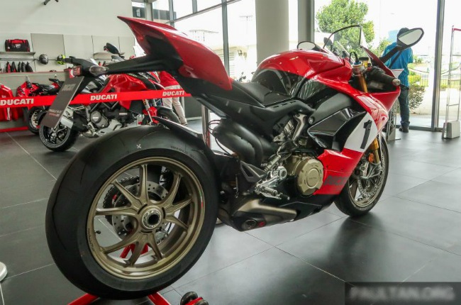 Trọng lượng của Panigale V4 25th Anniversary nặng 194 kg. Mẫu xe này có giá đề xuất tại thị trường Malaysia là 360000 RM &#40;2,029 tỷ VNĐ&#41;.