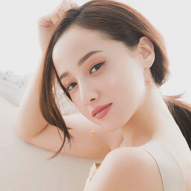 Mới đây, thông tin &#34;Quốc nữ nhan sắc&#34; Erika Sawajiri bị bắt vì tội tàng trữ ma túy khiến dư luận Nhật Bản xôn xao. Sau 2 tháng điều tra, cảnh sát đã thu thập được loạt bằng chứng rõ ràng khiến người đẹp phải cúi đầu nhận tội. Người đẹp này còn khai nhận giấu ma túy tại nhà riêng và là con nghiện lâu năm khiến khán giả bất ngờ.