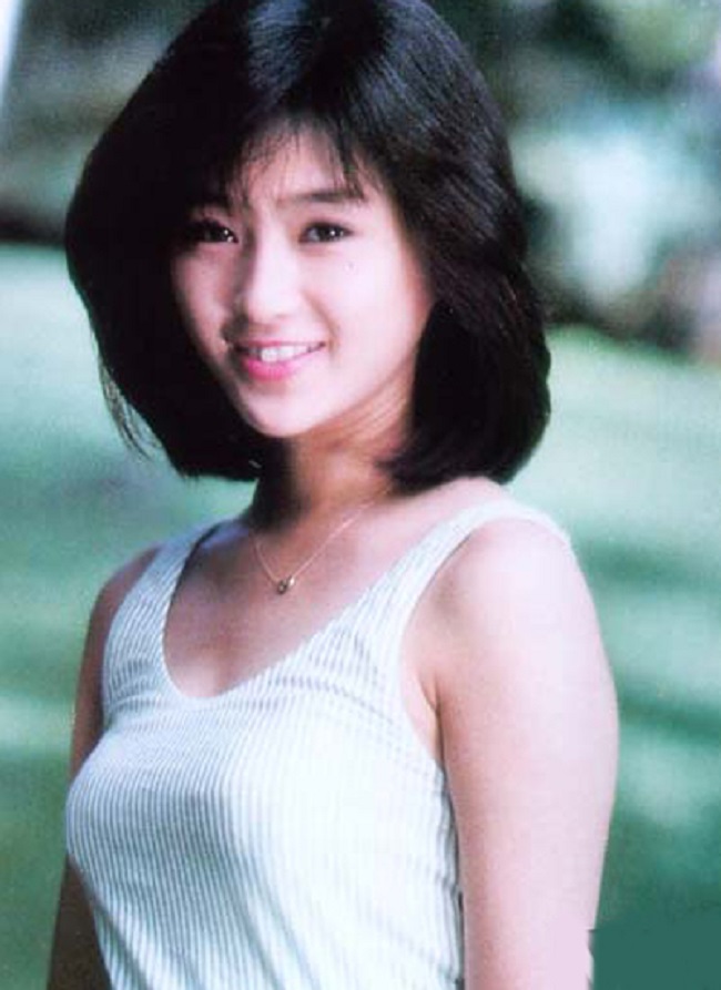 Noriko Sakai là nữ ca sĩ kiêm diễn viên nổi tiếng của Nhật Bản ở thập niên 1990. Cô được xem là biểu tượng nhạc pop của làng giải trí hoa anh đào với nhiều đĩa đơn ăn khách như I Want to Be A Boy, Blue Rabbit, Love Letter... Đặc biệt vai diễn Aya trong bộ phim &#34;Ngôi sao may mắn&#34; &#40;1999&#41; đã đưa tên tuổi Sakai nổi danh khắp châu Á.