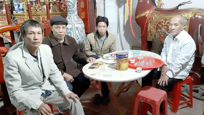 Theo cụ Tốn (ngoài cùng bên phải), tình “anh em ruột thịt” đã được người dân hai làng Đông Lâm và Nga Trại duy trì nhiều thế hệ