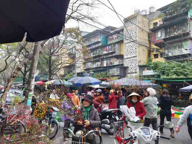 Dù Bộ Y tế khuyến cáo cần đeo khẩu trang và hạn chế đến những nơi đông người trước diễn biến phức tạp của dịch bệnh nCoV, nhiều người dân Hà Nội vẫn đổ xô ra chợ mua hoa ngày rằm tháng Giêng.