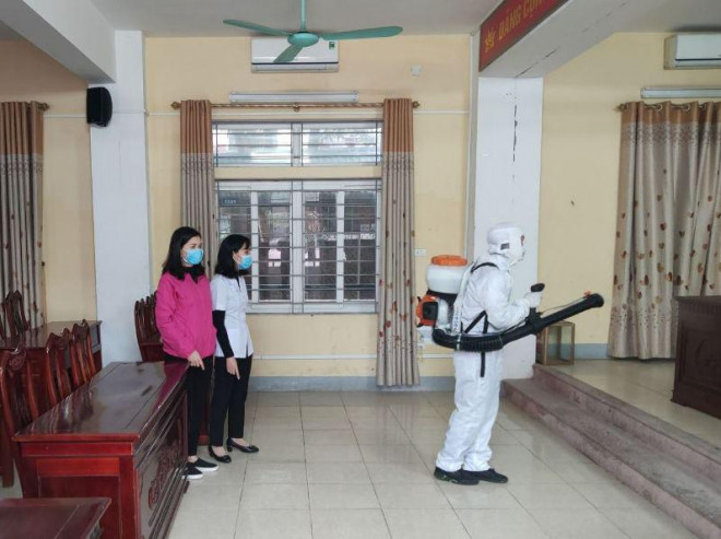 Một trường học ở Nghệ An phun khử khuẩn phòng ốc trong thời gian học sinh nghỉ học (Ảnh: Web Sở GD&amp;ĐT)