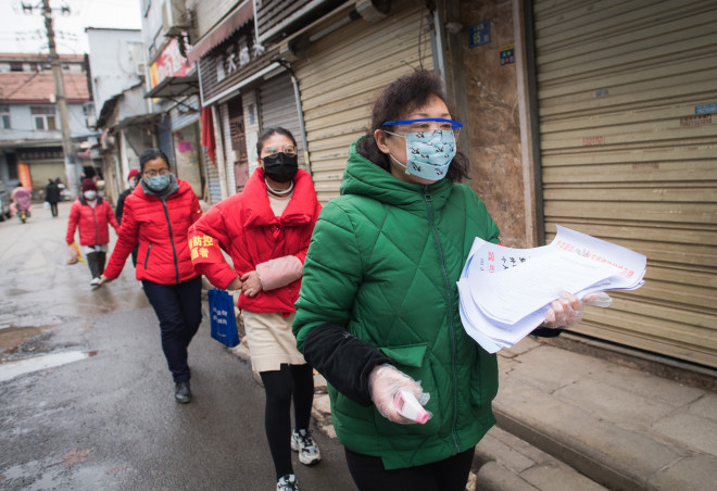 Chuẩn bị dán thông báo phòng chống dịch coronavirus mới ở Vũ Hán ngày 7/2. Ảnh: Xinhua.