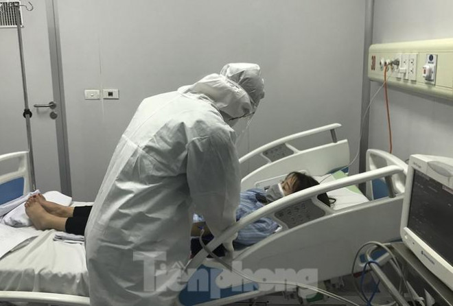 Bác sĩ khám cho bệnh nhân N.T.D. (23 tuổi ở Vĩnh Phúc) dương tính với virus Corona mới
