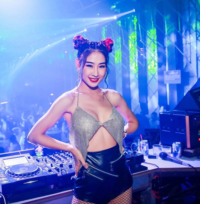 DJ Oxy có quan điểm mặc sexy là để thể hiện tính cách cá nhân, thu hút người đối diện.