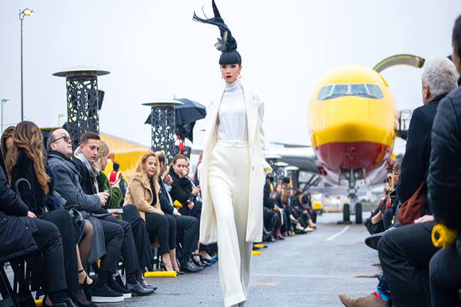 Show diễn J Winter Fashion Show diễn ra tại sân bay quốc tế John.F. Kennedy với concept người mẫu xuất hiện từ máy bay cùng sàn catwalk đặc biệt là đường băng tại sân bay.