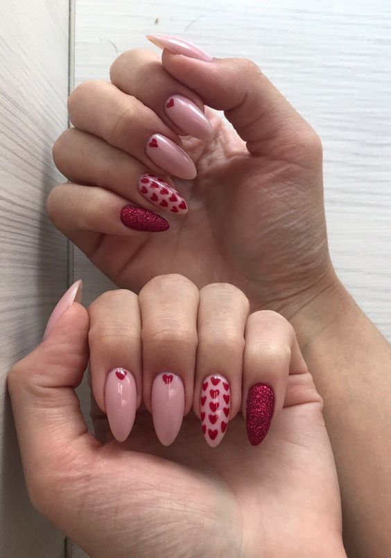 Vẽ trái tim là họa tiết được nhiều người khi làm nail chọn vẽ, đến ngày Valentine nó càng trở nên phổ biến hơn và được xem là biểu tượng của ngày lễ tình nhân.