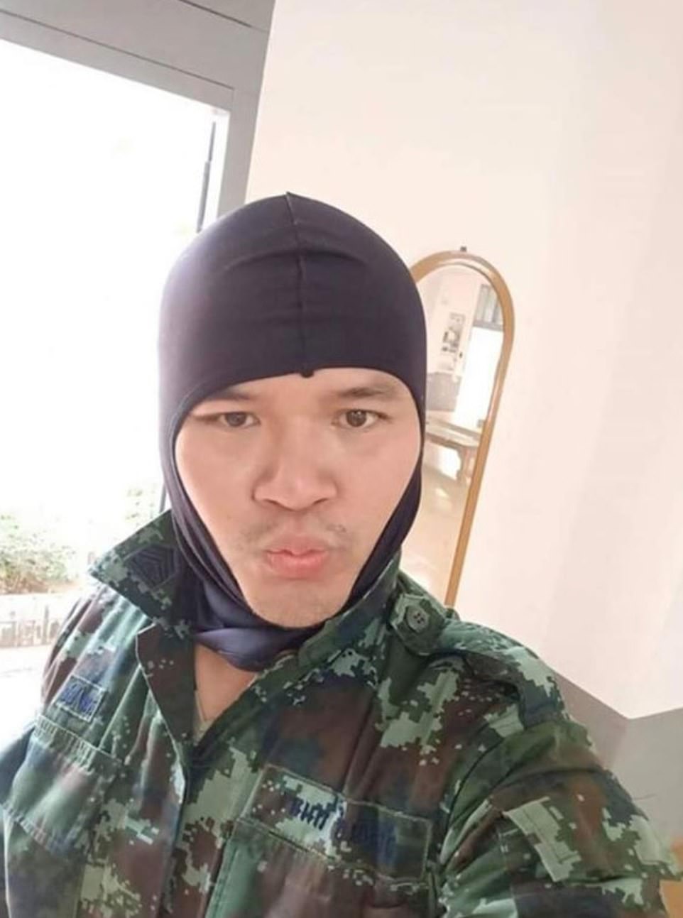 MajorJakapanth Thomma đăng ảnh selfie trước khi gây án (ảnh: Dailymail)