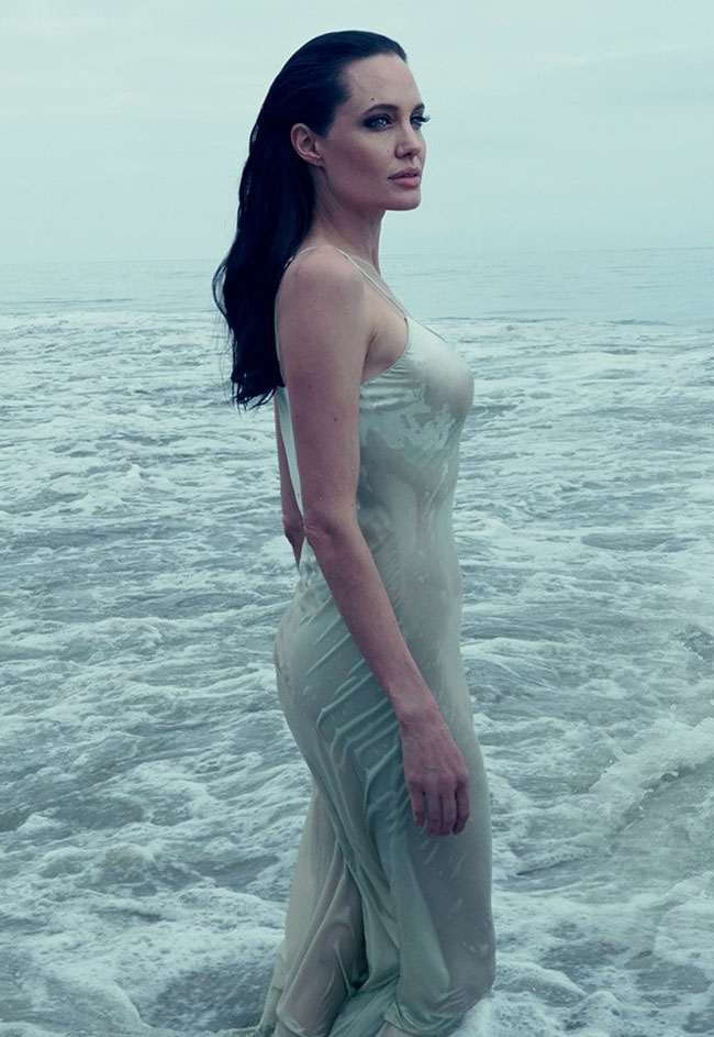 Angelina Jolie cũng từng lăng xê mốt thời trang táo bạo này.