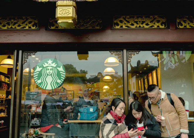 Khách hàng đông đúc trong quán cà phê Starbucks ở Yuyuan Bazaar, Thượng Hải ngày 24/2/2018.