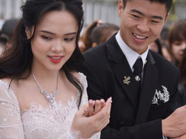 Vợ cầu thủ Duy Mạnh đeo dây chuyền hơn 34.000 USD trong đám cưới hoành tráng