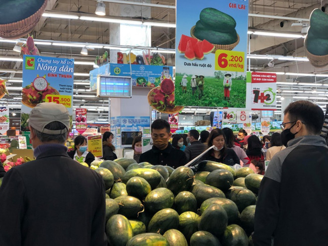 Tại siêu thị, mặt hàng thanh long, dưa hấu "giải cứu" thu hút đông đảo khách mua