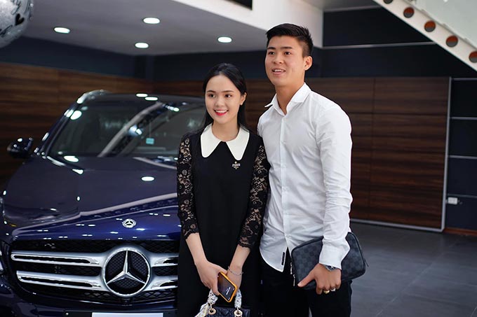 Cuối tháng 10/2019, Quỳnh Anh khoe vừa&nbsp;tậu chiếc xe&nbsp;thuộc thương hiệu Mercedes có giá hơn 2 tỷ đồng.&nbsp;Theo chia sẻ của cô nàng thì đây là tài sản chung, cũng là thành quả của cả hai sau thời gian dài cố gắng.