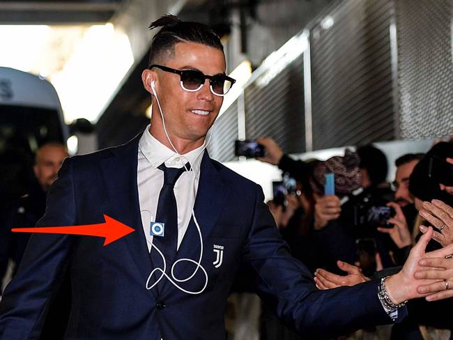 Hồi đầu năm nay, cầu thủ bóng đá nổi tiếng này khiến fan choáng với hình ảnh đeo chiếc iPod Shuffle trên người khi chào người hâm mộ trước trận đấu ở Torino, Italia.