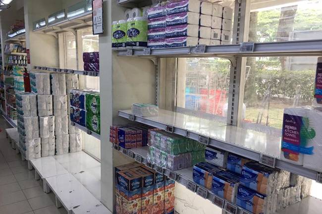 Tại siêu thị Fairprice ở khu vực Beo Crescent, nhiều xe đẩy đã chật cứng các cuộn giấy vệ sinh.