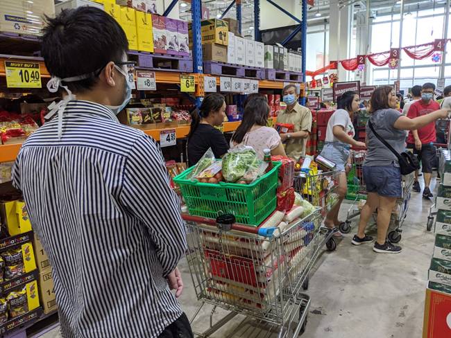 Một khách hàng mua 16 bao gạo để trong xe đẩy chờ tính tiền ở siêu thị&nbsp;FairPrice Hub tại Joo Koon.