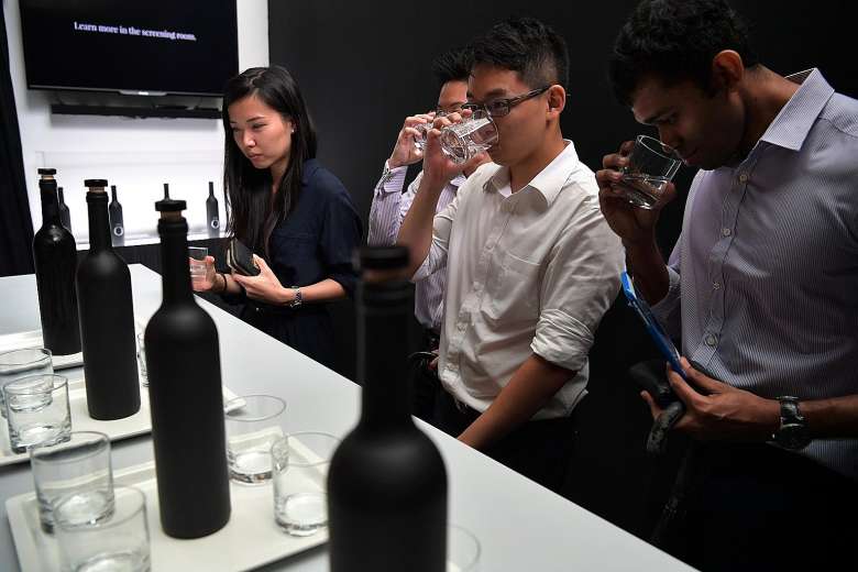 Một chai nước có thiết kế có hình dáng giống chai rượu vang và có màu đen huyền bí được rao bán với&nbsp;mức giá “trên trời” 1.260 USD (gần 30 triệu đồng). Ảnh ST