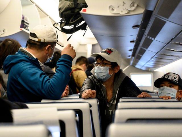 Virus Corona: Máy bay là chỗ đông người, có nên đeo khẩu trang?
