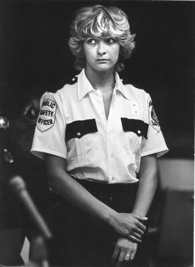 Sĩ quan cảnh sát xinh đẹp Laurie Bembenk là một trong những nghi phạm của vụ án.